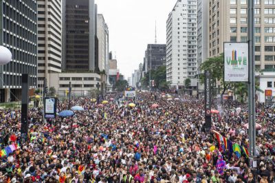 notícia: Parada LGBT+ lota Paulista com críticas a Bolsonaro